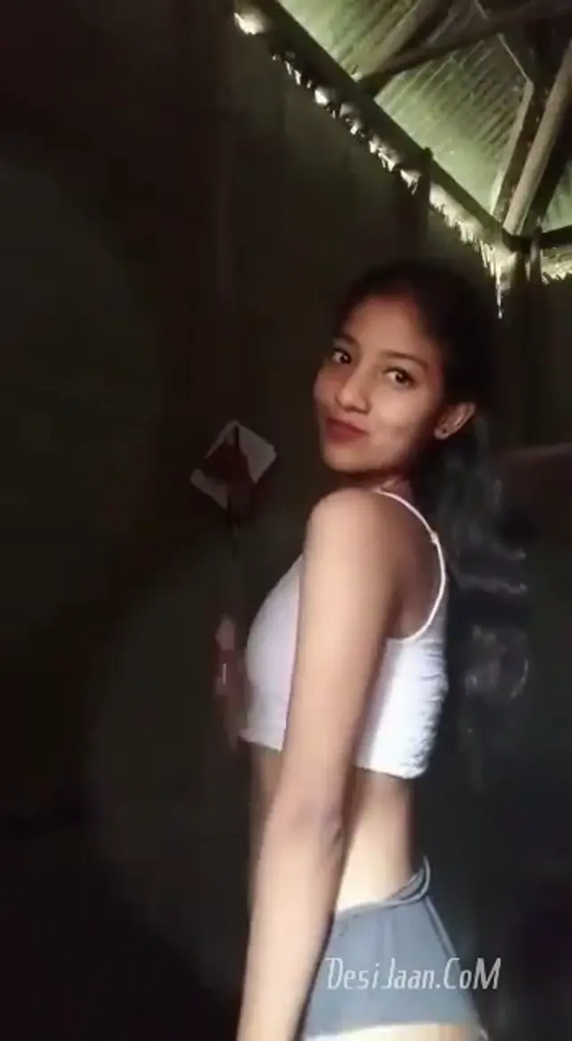 18yr teengirl showing nude boobs and fingring for her lover xxxx viral