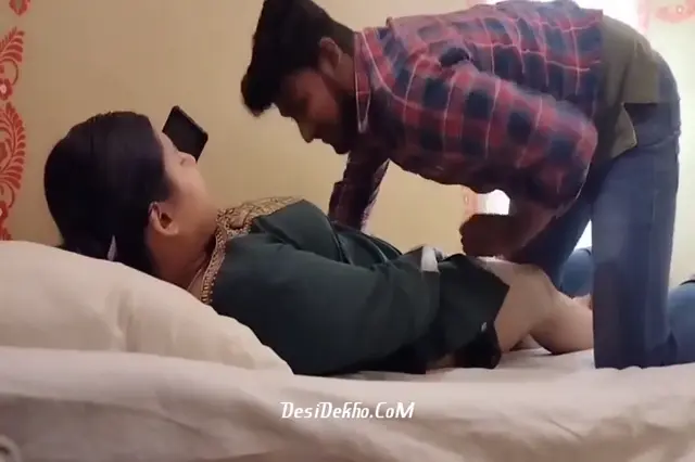 Bengali Ladki Phone Chala rahi thi Toh Ladke Ne Chut maar di