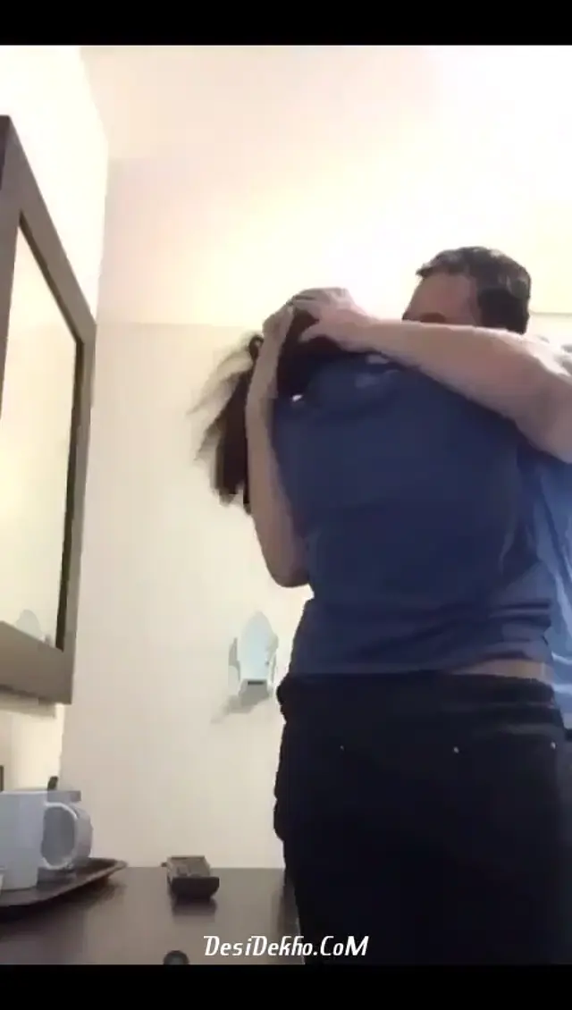 Muslim Bhabhi ki gaand dabba k dabba k hotel mai uske lover ne choda