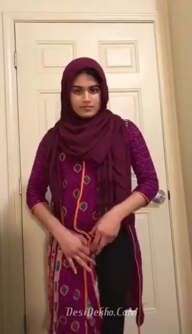 Muslim Girl from Kaanpur showing small boobs and ass desi mms