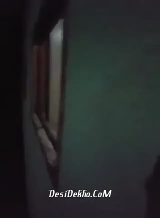Sexy Gori Gaand mai dala lund jhook k chudati rahi