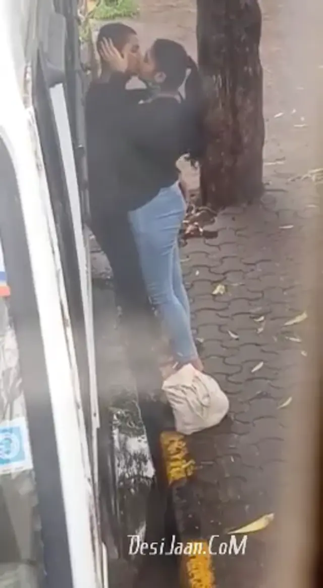 Sexy Kashmiri chubby girl kissing outdoor sex video