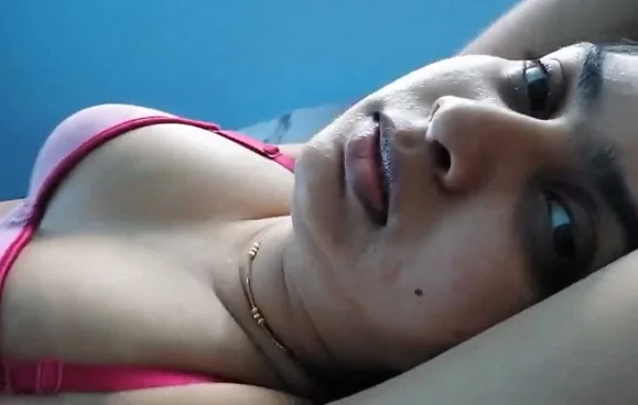 Tamil garam biwi ne apni nangi body dikha ke erotic tease MMS banaya