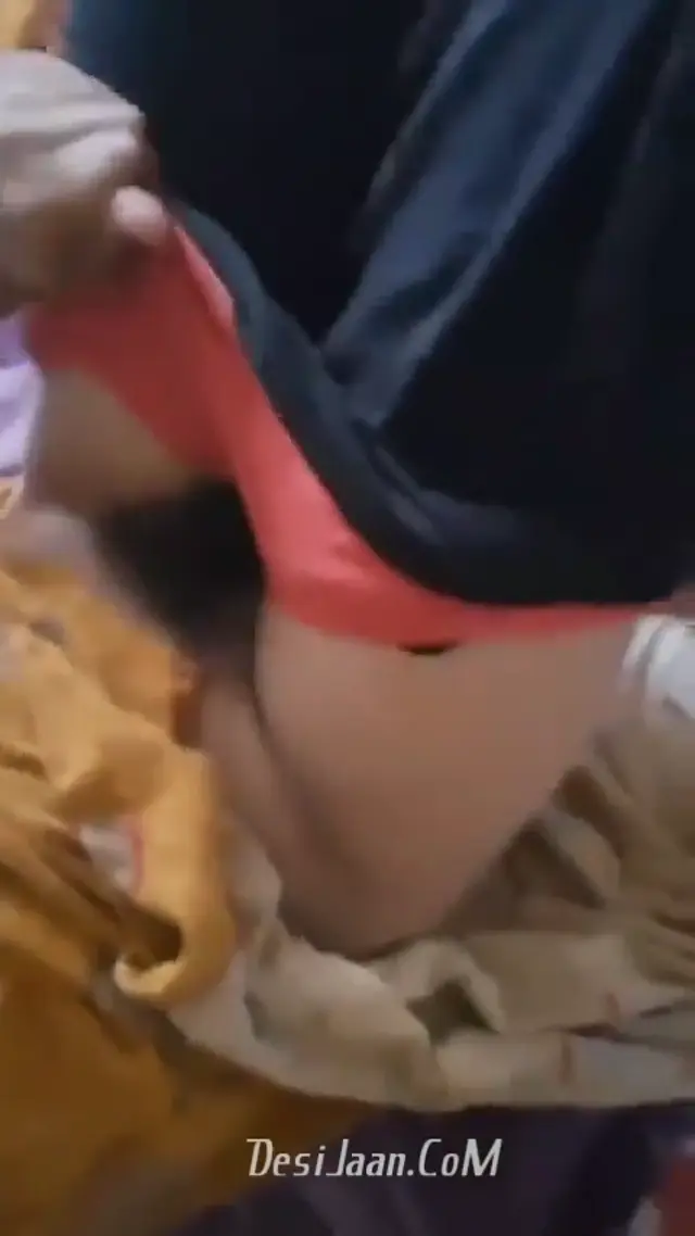 Tamil young girl showing her black bhosda xxx for her lover