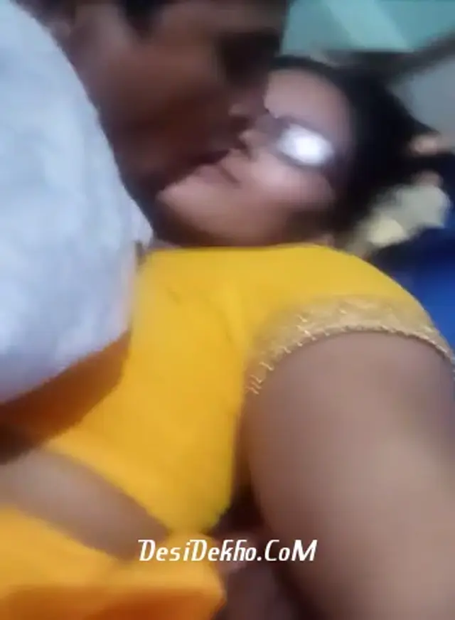 Yellow saree mai Chasmish Bhabhi Ne Devar k lund k maje liye